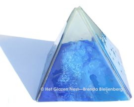 Blauwe piramide van glaskunst