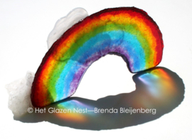 Regenboog met wolkjes als gedenkobject in glaskunst