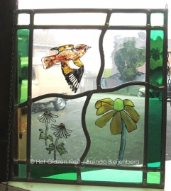 Glas in lood raamhanger “vogeltje met bloemen”