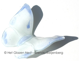 Grote wit met blauwe vlinder van glas