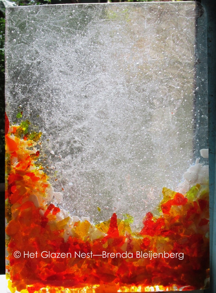 grillige object in blank en oranje glas