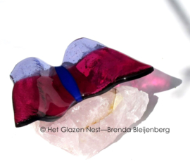 Roze en lila vlinder op rozenkwarts
