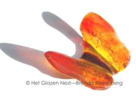 Speels oranje kleuren in vlinder van glas