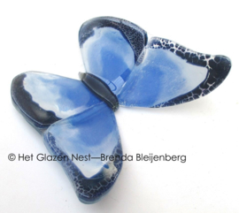 Glazen vlinder in abstract blauw