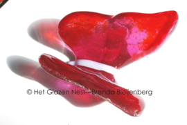 Vlinder van glaskunst in rood en roze