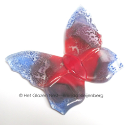 vlinder met spitse vleugels in paars en rood