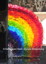 Speelse regenboog in doorzichtig glas