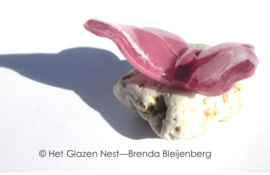 Kleine roze vlinder met witte accenten