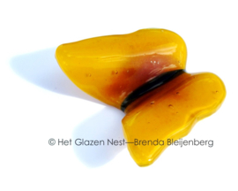 Vlinder in warm geel glas