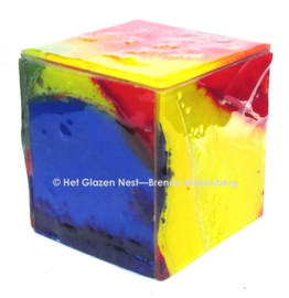 Glazen urn in bonte kleuren
