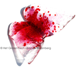 Glazen vlinder met rood en roze accenten
