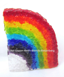 Speelse regenboog in doorzichtig glas