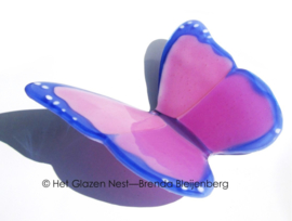 vlinder in roze en lila kleuren