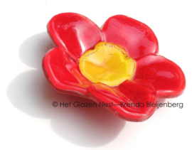 Rode bloem met geel hartje van glas