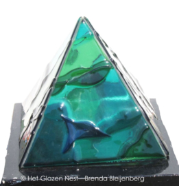 Piramide in blauwgroen