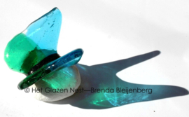 Vlinder in rustig zeegroen glas