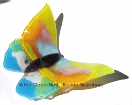 vlinder in pastel kleuren op basalt steen