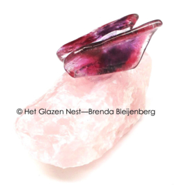 Roze vlinder op rozenkwarts