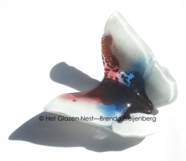 Witte vlinder met blauwe en roze accenten