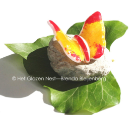 Kleine speelse glas vlinder in oranje en rood