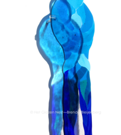 blauw sculptuur "ouder en kind"