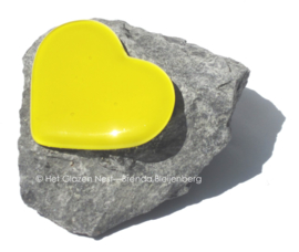 klein geel hartje op steentje op steen