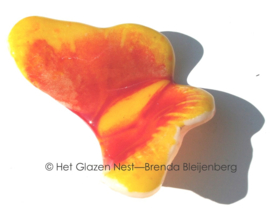Glazen vlinder met rode accenten