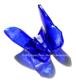 Kobalt blauwe vlinder met witte stipjes