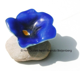 Mini urn van steen met blauwe bloem