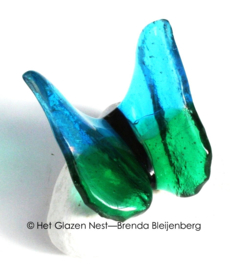 Vlinder in rustig zeegroen glas