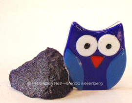 kleine uil in blauwe handgevormde steen