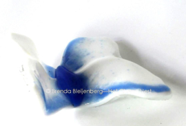 Witte vlinder met blauwe lijnen