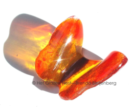 Speels oranje kleuren in vlinder van glas