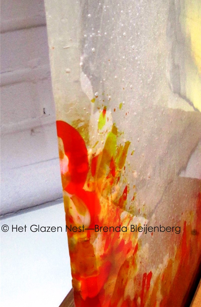 grillige object in blank en oranje glas