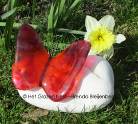 Vlinder in roze en oranje op grote  Carrera steen