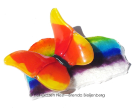 oranje vlinder op regenboog glas