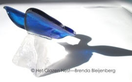 vlinder in blauwtinten op casting glas steen