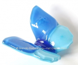 Vlinder in blauwtinten, ondoorzichtig glas