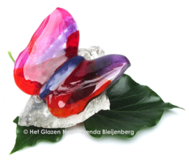 Vlinder van glaskunst op glasbrok