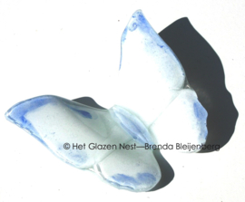 Grote wit met blauwe vlinder van glas