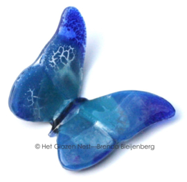 Vliegende blauwe glazen vlinder