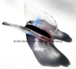 Vlinder in lichtdoorlatend glas