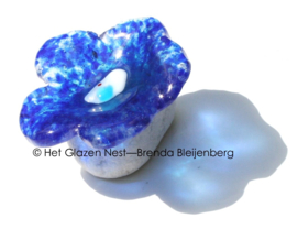 Glazen bloem in speels blauw als min i urn