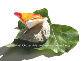 Kleine speelse glas vlinder in oranje en rood