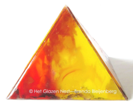 Glazen piramide-urn in aardekleuren