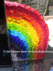Speelse regenboog in doorzichtig glas
