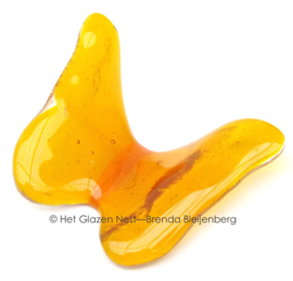 Kleine vlinder in oranje glas