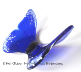 Vlinder in kobaltblauw glas