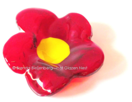 Abstracte bloem in rood glas