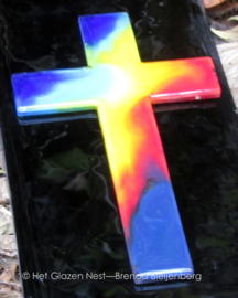 Glas kruis in regenboog kleuren